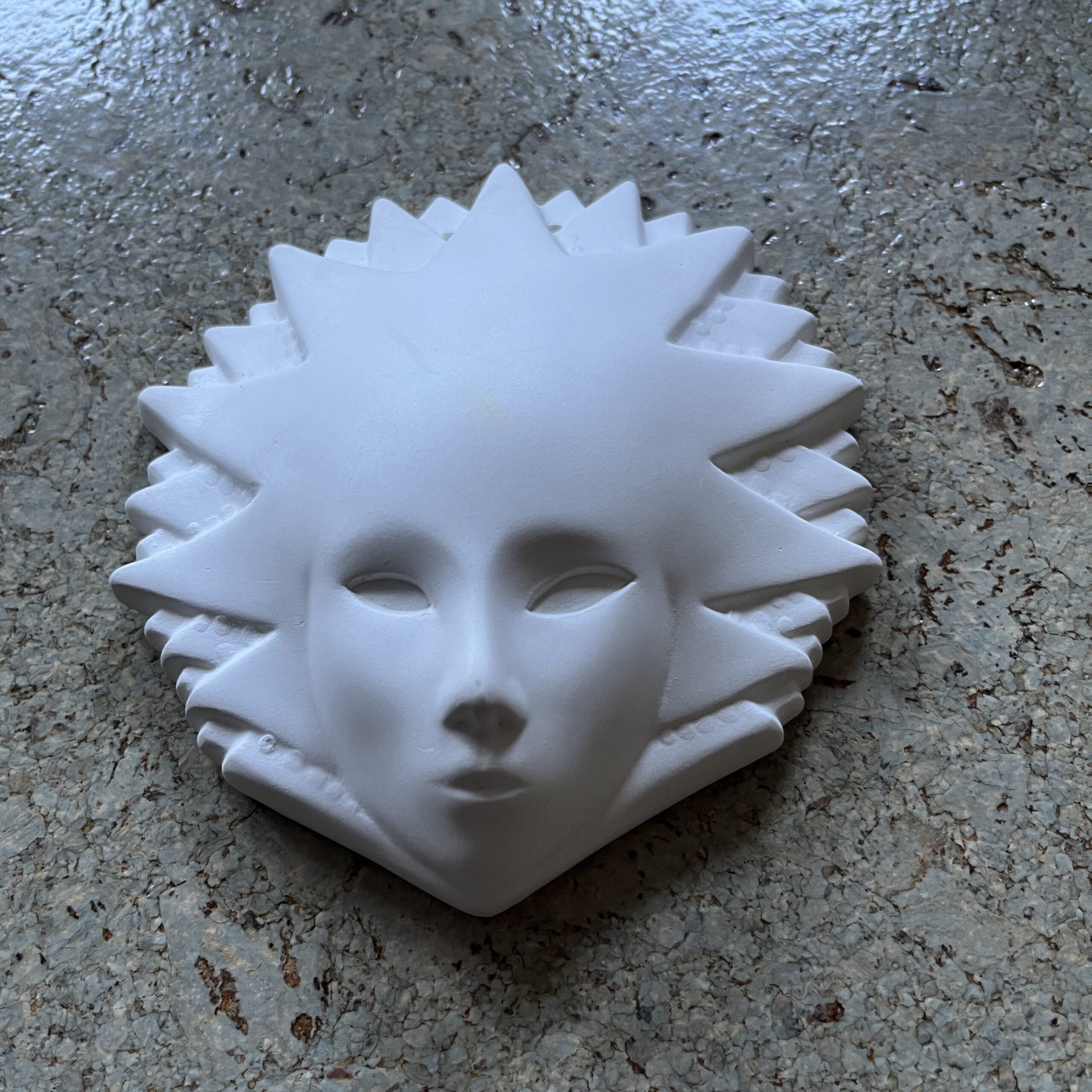 Sonnenmaske mit Anhänger