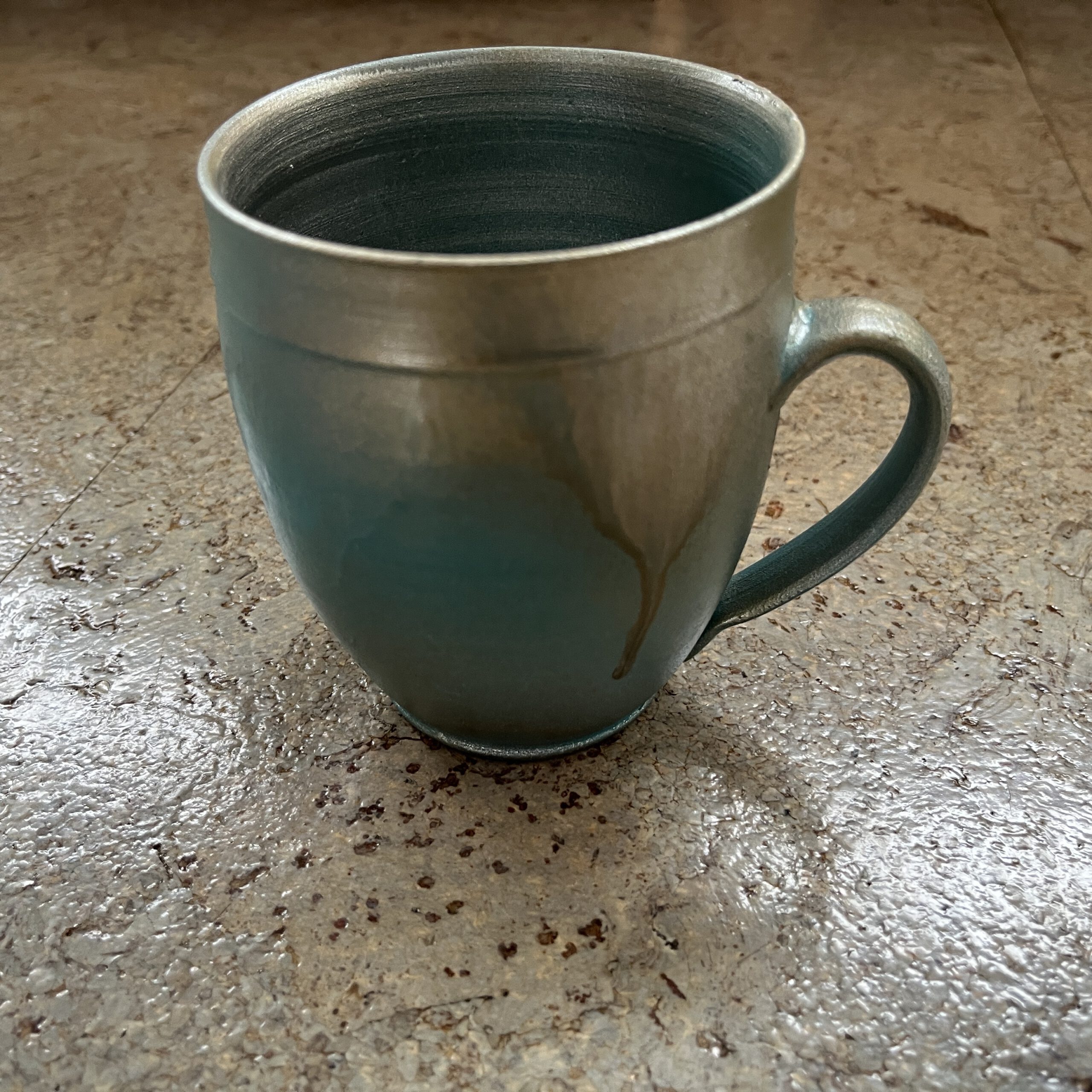 Handgetöpferte besprühte Tasse