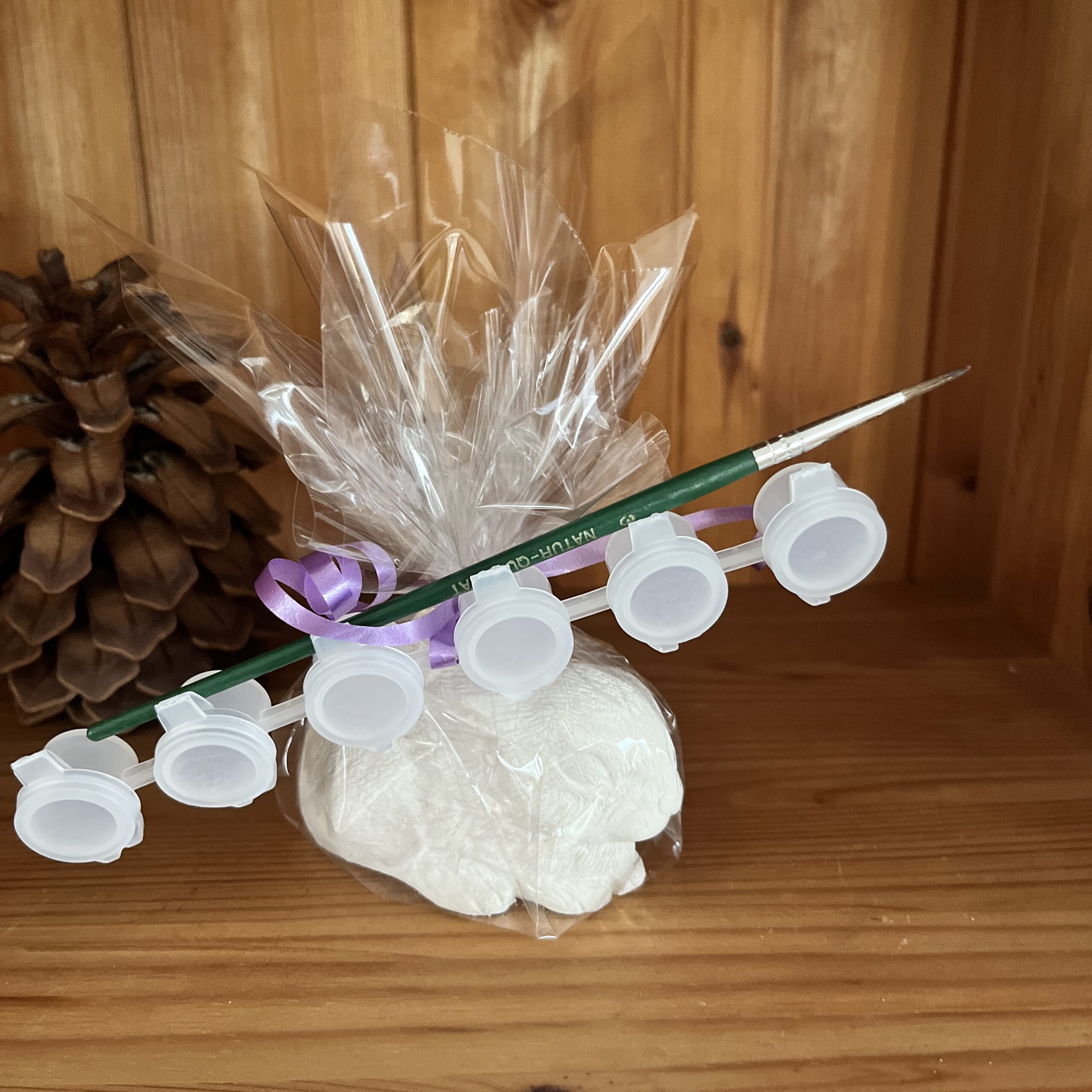 Geschenk mit Pinsel und Farbe